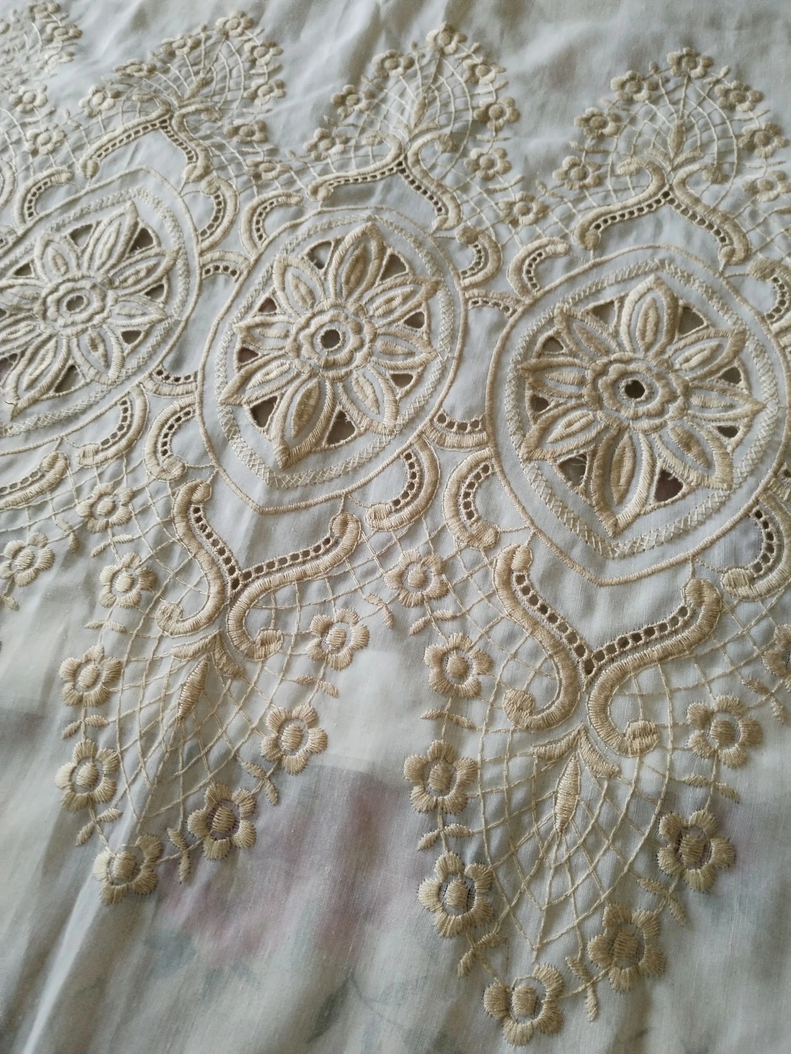 Muy bonita cortina vintage con bordados de color dorado. – photo 11
